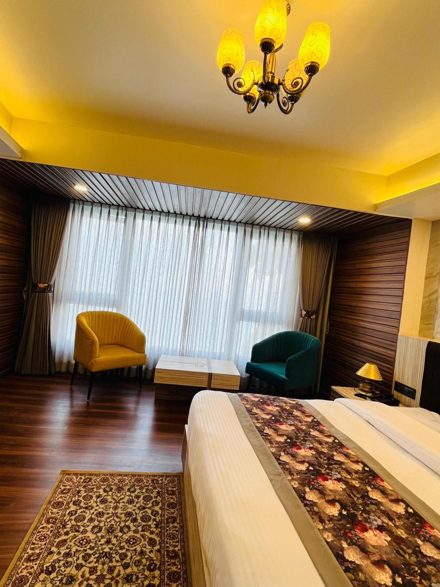 Luxury Stay At Hotel Broadway Boutique Mall Road Chowrasta Near Mahakal Temple Darjeeling  Luaran gambar