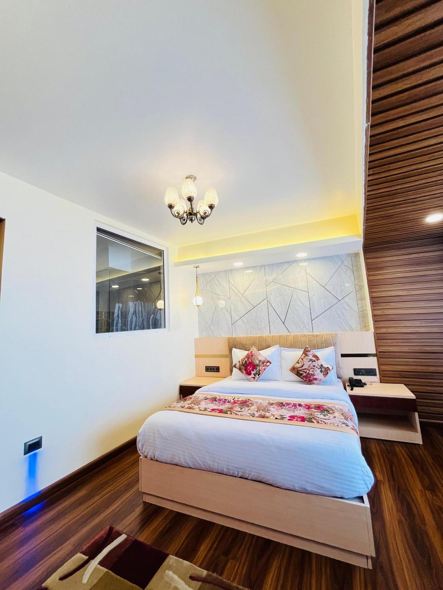 Luxury Stay At Hotel Broadway Boutique Mall Road Chowrasta Near Mahakal Temple Darjeeling  Luaran gambar