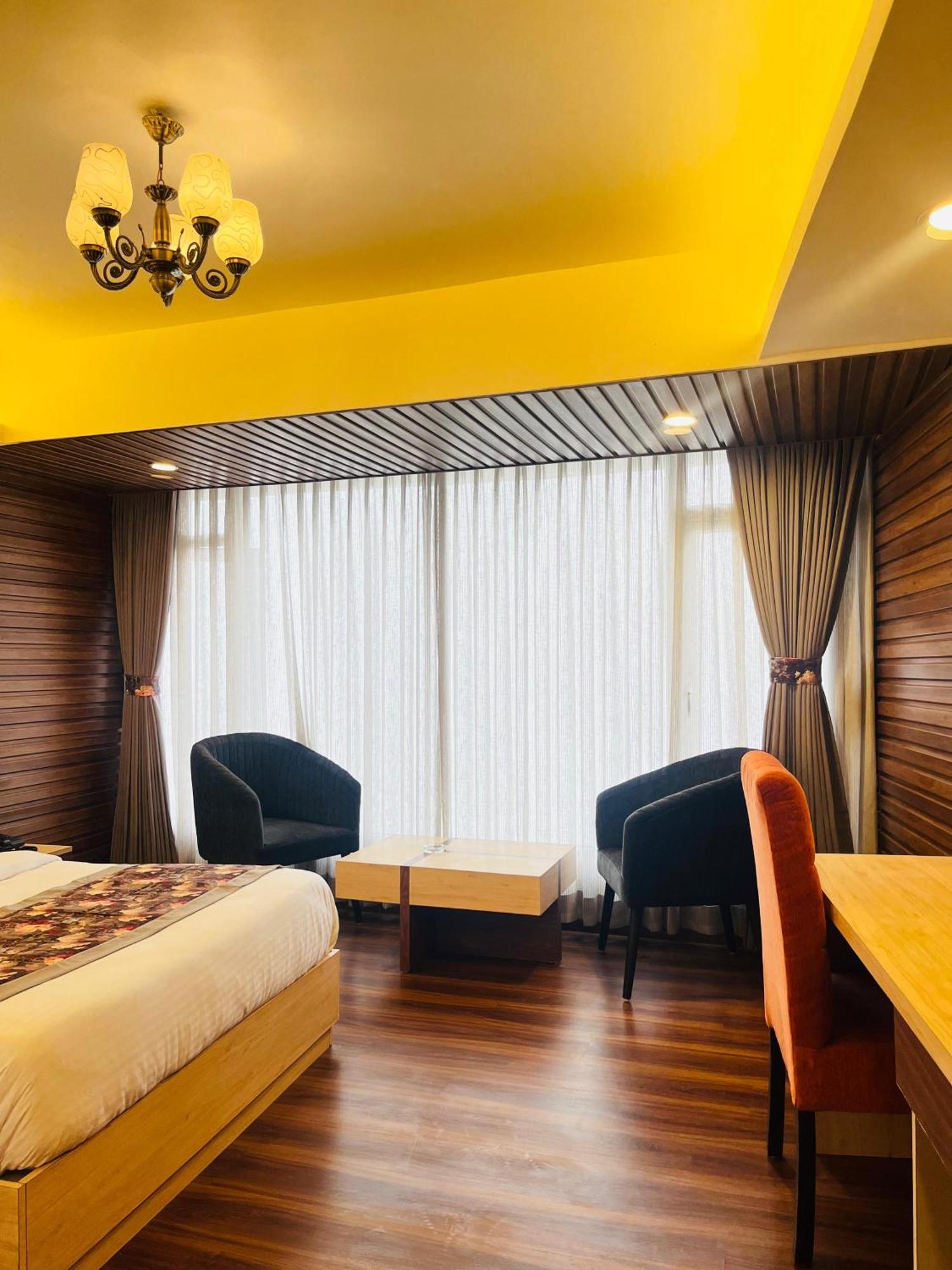 Luxury Stay At Hotel Broadway Boutique Mall Road Chowrasta Near Mahakal Temple Darjeeling  Luaran gambar